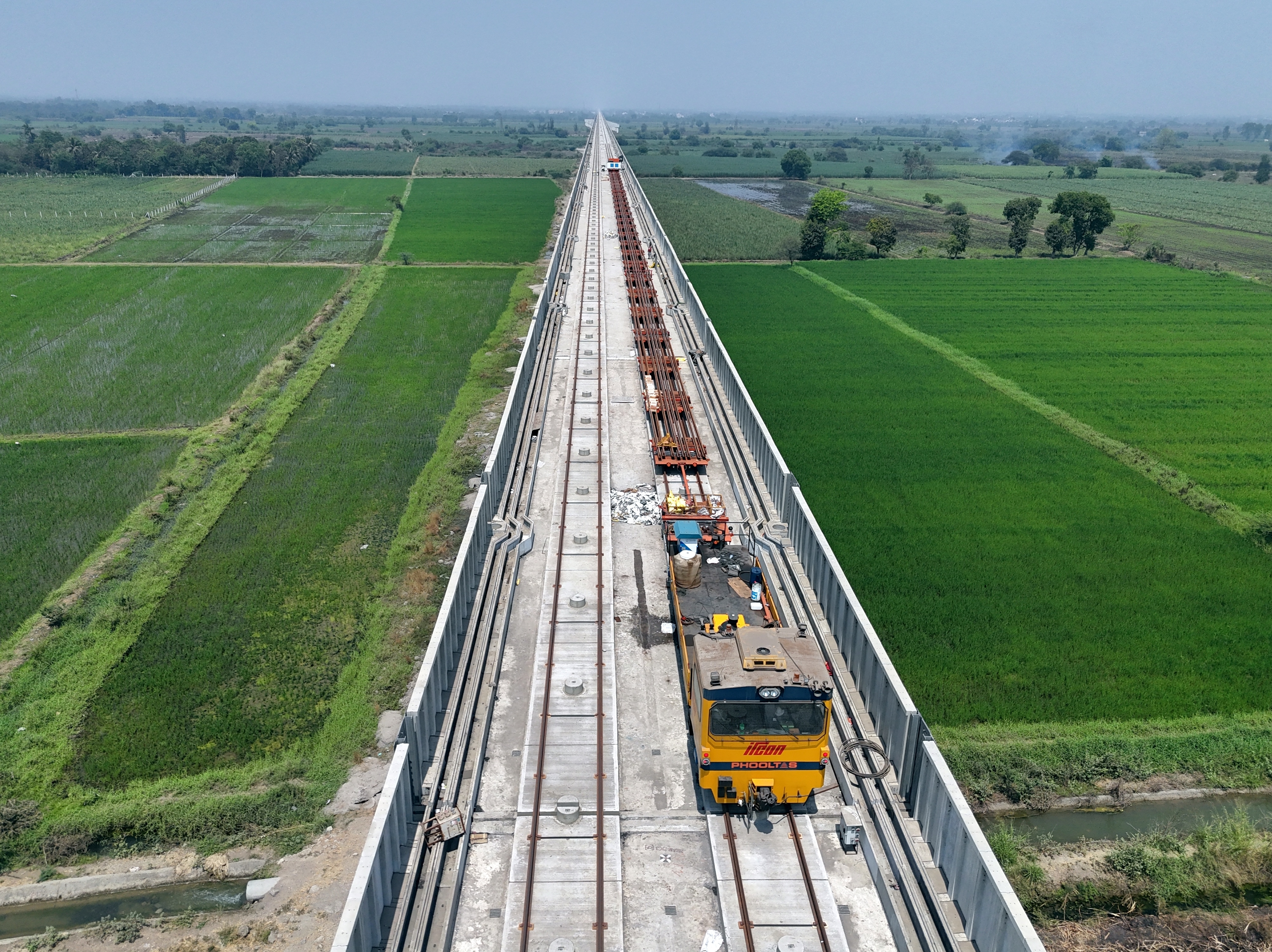 સુરતમાં TCB નજીક રેલ બિછાવવાની મશીન કાર્યરત છે